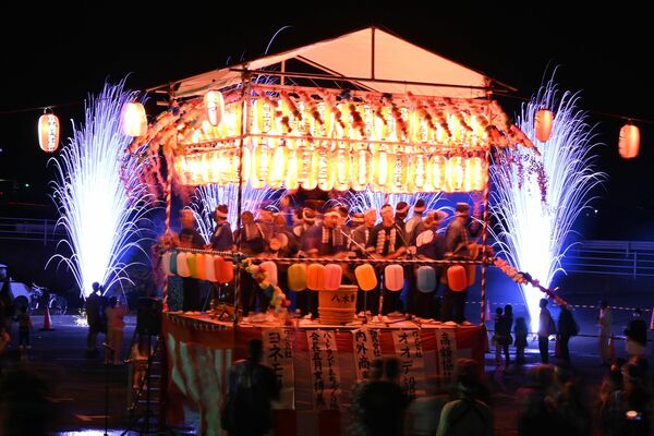 祭りのフィナーレを飾った特殊効果花火