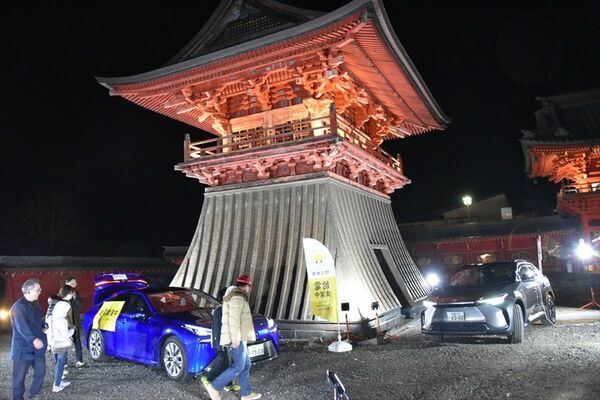 給電機能付き車両を展示して行われた夜間照明