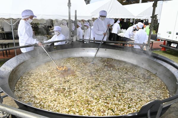 市産の野菜をふんだんに使って煮込まれる大鍋