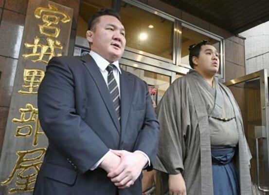 2024年2月、宮城野部屋で取材に応じる元横綱白鵬の宮城野親方(左)と北青鵬(いずれも当時)=東京都墨田区