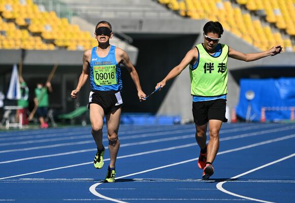 陸上800メートルで優勝した加治佐（左）と伴走者の豊島＝30日午前11時30分、宇都宮市のカンセキスタジアムとちぎ