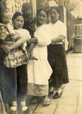 理容師仲間らしき人々と写る箱石さん（左）