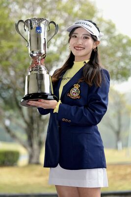 通算13アンダーで初優勝し、トロフィーを手に笑顔を見せる臼井麗香＝ＵＭＫＣＣ