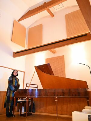 西方音楽祭を開催する「西方音楽館」でＣＦを呼びかけている中新井さん