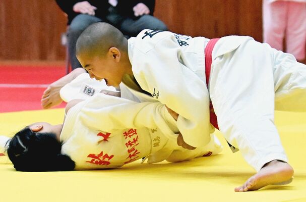 帝京豊郷台-野木町クラブ決勝 副将戦で内海(帝京豊郷台)が大外刈りで一本勝ち=ユウケイ武道館