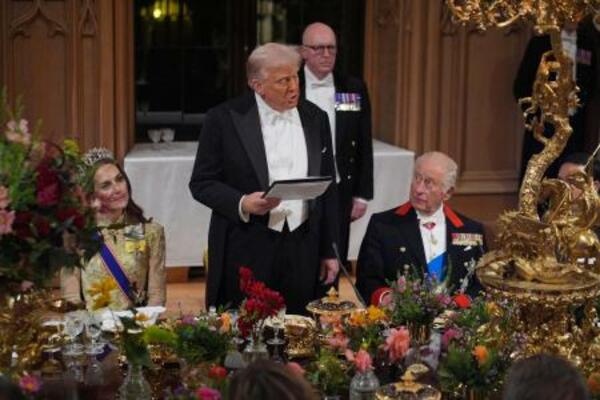 ロンドン郊外ウィンザー城で開かれた晩さん会であいさつするトランプ米大統領(中央)。右はチャールズ英国王=9月(ゲッティ=共同)