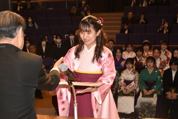 卒業証書を受け取る卒業生たち
