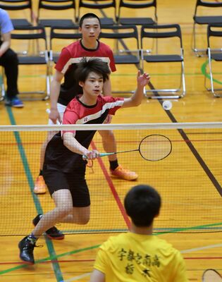 バドミントン男子団体決勝　作新－宇南　第１ダブルス　作新の広瀬（手前）がリターン。奥は戸田＝県南体育館