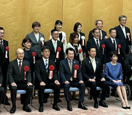 表彰式で高市首相らと記念撮影する(左から)酒井社長、大関町長、佐藤市長=24日午後、総理大臣官邸(宇都宮市提供)