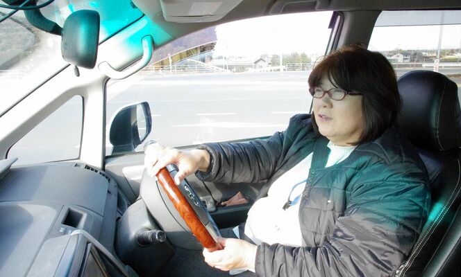 子どもを車に乗せて居場所に向かう鈴木さん。車内ではその日の出来事などを話す＝３月上旬、芳賀町内