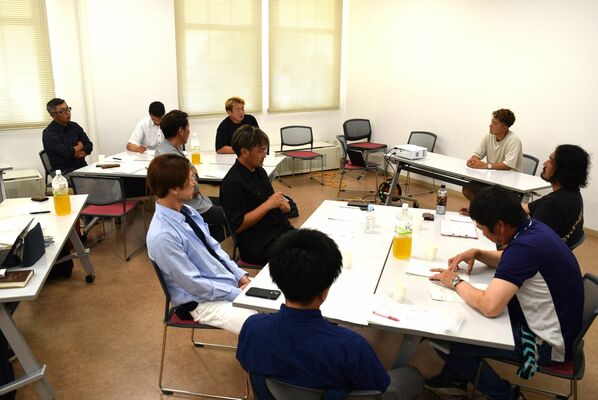 県が開催した交流会で意見交換する若手イチゴ農家＝25日午後、県庁昭和館