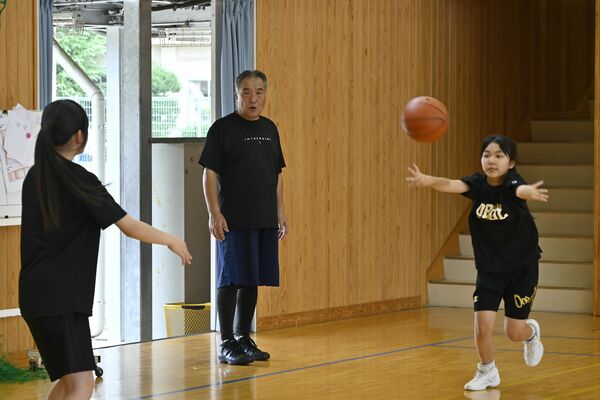 馬頭中女子バスケットボール部で指導に当たる関谷さん（中央）