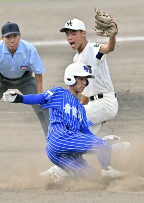 ８回、宇工の新井（上）が二盗を阻止＝エイジェックスタジアム、磯真奈美撮影
