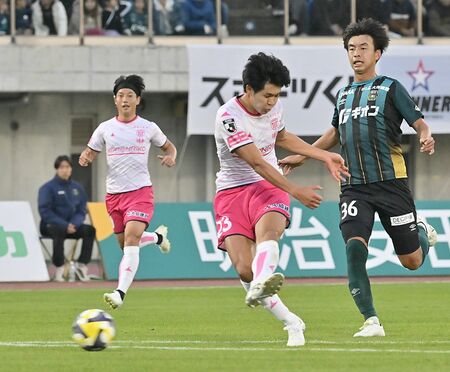 後半15分、栃木シティのＦＷ吉田がシュートを決める＝相模原ギオンスタジアム