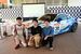 新車両のデザインを担当した矢島さん（中央）とドライバーの鶴賀さん（左）ら＝28日午後、宇都宮市