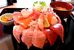 器から具材がはみ出したド迫力の「豪快海鮮丼」