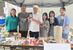 大森さん（左から２人目）や辻口さん（同３人目）と笑顔を見せる産能大の学生