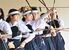 女子団体決勝で弓を引く鹿沼Ａの柴（左から２人目）＝ユウケイ武道館弓道場