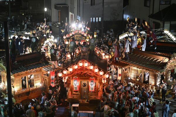 絢爛豪華な屋台が集結し、おはやしを競った「ぶっつけ」＝19日午後８時５分、大田原市山の手１丁目