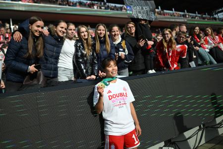 　サッカー女子のドイツ・カップで優勝し喜ぶバイエルン・ミュンヘンの谷川萌々子＝１４日、ケルン（ＡＰ＝共同）