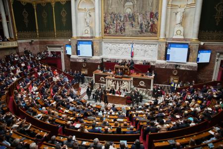 　フランス国民議会で、信任投票を前に演説するバイル首相＝８日、パリ（ＡＰ＝共同）