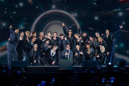 　東京ドームのステージで写真に収まる「ＥＸＩＬＥ」のメンバー