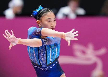 女子個人総合決勝 岸里奈の床運動=ジャカルタ(共同)