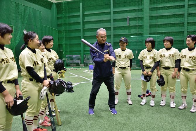 「野球を楽しむこと」を掲げる田代監督(真ん中)、選手一人ひとり とのコミュニケーションを大切にしています。