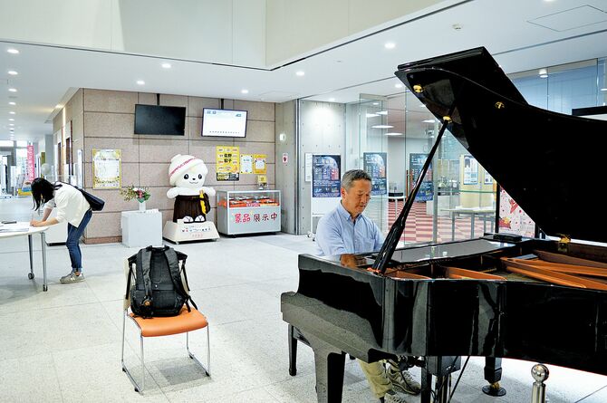 休日の静かな市役所で思い切りグランドピアノを弾くことができる