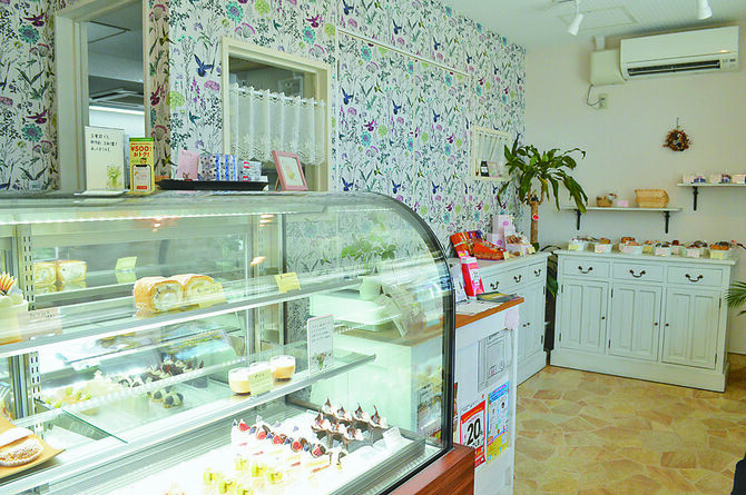 「ブケ」はフランス語で「花束」。店内には花と鳥が描かれています