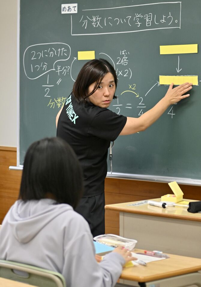 授業では分かりやすく伝えることを心がける＝５月21日午後６時15分、栃木市沼和田町、広瀬華撮影