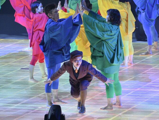 開会式の演出を務め特別プログラムに出演した大橋弘枝さん（手前）＝１５日午後、東京体育館