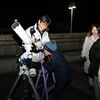 冬の星をのぞいてごらん 　那須塩原・西那須野図書館で観望会　親子ら40人が星空楽しむ