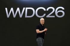 アップル、ＡＩでシリ刷新