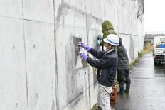 こ道橋の落書き 除去作業が完了