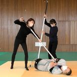女性にコテンパンにやられる犯人役は社長　体を張った防犯グッズ紹介　佐野…