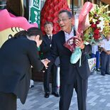 ４期16年、市民らに感謝　鹿沼・佐藤市長が勇退　見送り500人に笑顔で…