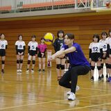 五輪メダリストに学ぶ　益子でバレー教室　小中学生60人が上達目指して練習