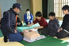 地域で防災訓練 救命法など学ぶ