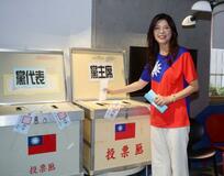 台湾、国民党トップに鄭麗文氏