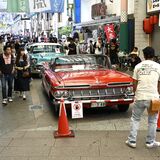 オリオン通りにアメ車30台集合！　ロックンロールフェスタ開催　バンド演奏も