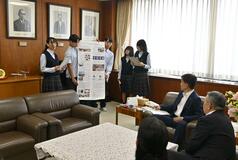 市長らに受賞を報告