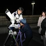 冬の星をのぞいてごらん 　那須塩原・西那須野図書館で観望会　親子ら40人が星空楽しむ