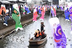 「いいこい」こいのぼりスイスイ　栃木市・巴波川