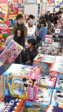 クリスマス前おもちゃ店盛況　宇都宮