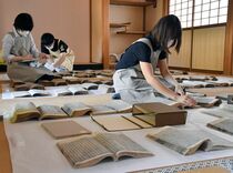 史跡足利学校で「曝書」公開