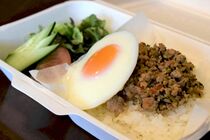 【ミヤコレ】ガパオライス弁当（ホテル丸治）