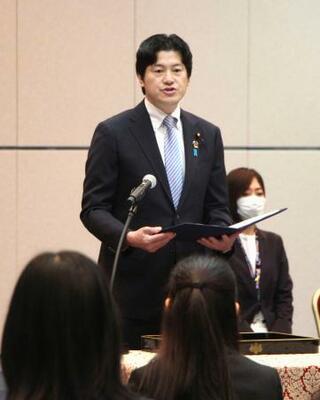 　新任検事の辞令交付式で法相の訓示を代読する三谷英弘副大臣＝３０日午前、法務省