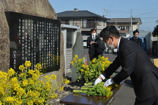 菜の花を献花する出席者