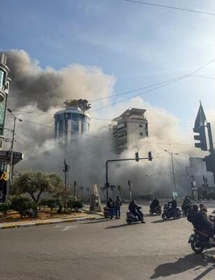 　６日、レバノンの首都ベイルート南部で、イスラエル軍の攻撃後に上がる煙（ロイター＝共同）